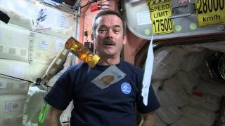 La cuisine spatiale de Chris Hadfield [upl. by Henri]